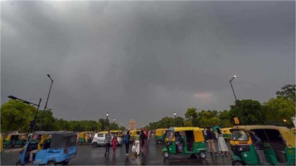 मौसम विभाग ने राज्य के कई जिलों में अगले 24 घंटों के लिए तेज आंधी, बारिश और वज्रपात की चेतावनी जारी की