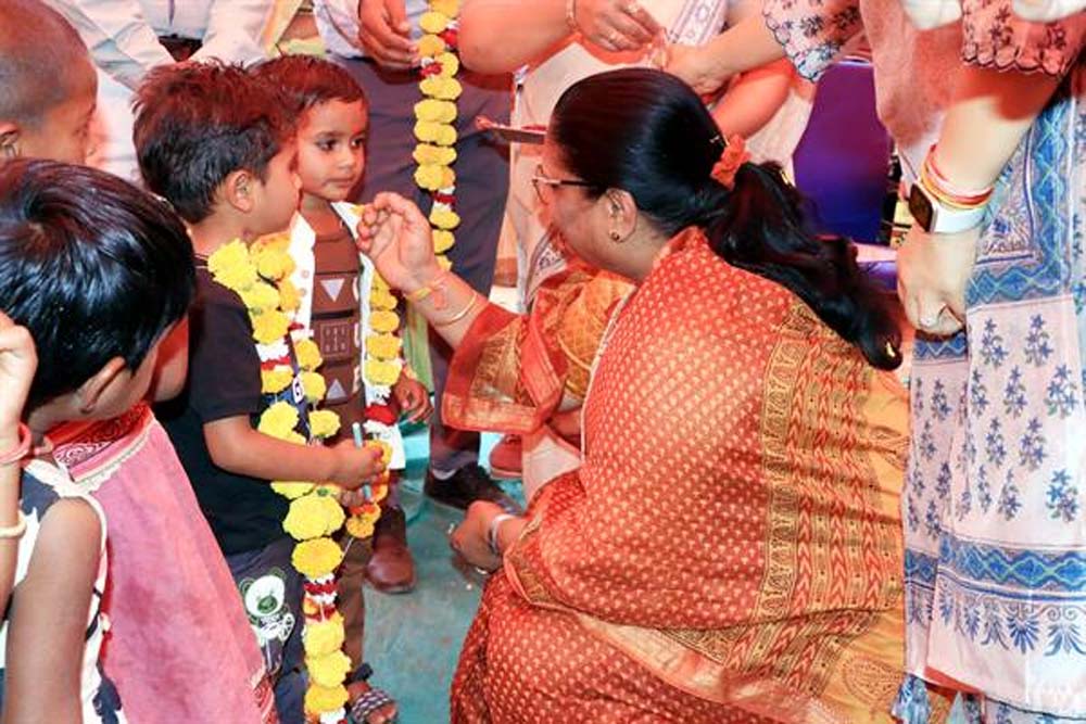 स्कूल चलें हम अभियान के तहत मंत्री सुश्री भूरिया ने बच्चों को तिलक और पुष्प-माला पहनाकर शाला प्रवेश करवाया स्कूल चलें हम अभियान के तहत मंत्री सुश्री भूरिया ने बच्चों को तिलक और पुष्प-माला पहनाकर शाला प्रवेश करवाया
