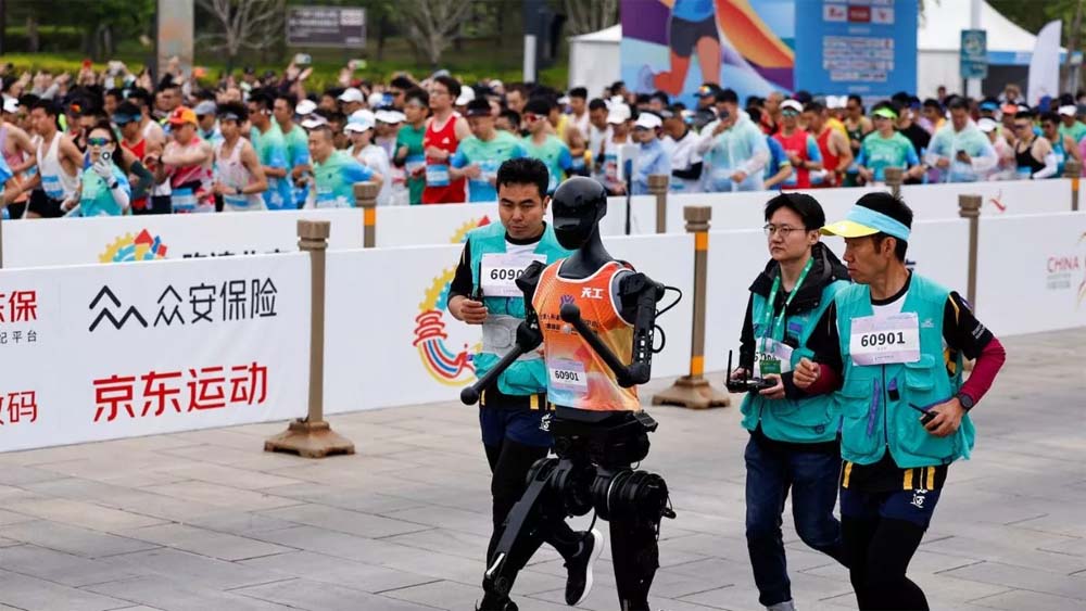 चीन ने हाफ मैराथन का किया आयोजन, मैराथन में इंसानों के साथ रोबोट को दौड़ाया, किया कारनामा चीन ने हाफ मैराथन का किया आयोजन, मैराथन में इंसानों के साथ रोबोट को दौड़ाया, किया कारनामा
