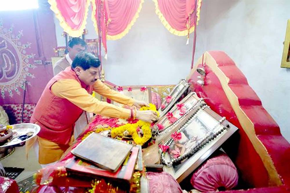 मुख्यमंत्री डॉ. यादव ने नर्मदापुरम के दादा कुटी में प्रदेश की सुख-समृद्धि के लिए पूजा अर्चना की मुख्यमंत्री डॉ. यादव ने नर्मदापुरम के दादा कुटी में प्रदेश की सुख-समृद्धि के लिए पूजा अर्चना की