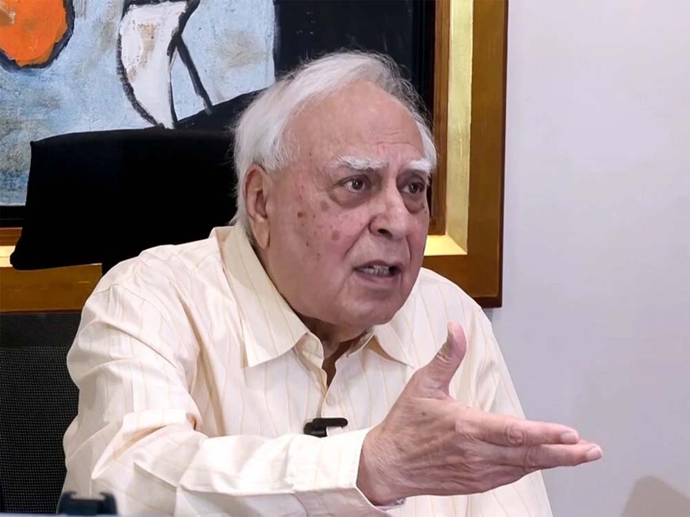 कपिल सिब्बल ने अमित शाह से पाक को ‘आतंकी राष्ट्र’ घोषित करने और इस मुद्दे को इंटरनेशनल कोर्ट में उठाने की अपील की कपिल सिब्बल ने अमित शाह से पाक को ‘आतंकी राष्ट्र’ घोषित करने और इस मुद्दे को इंटरनेशनल कोर्ट में उठाने की अपील की