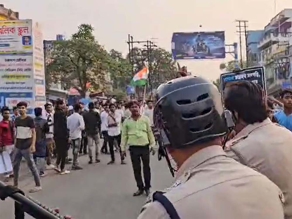 बंगाल सरकार ने कहा है कि उन्मादी भीड़ में से करीब 10 लोगों के पास घातक हथियार थे, HC में ममता सरकार का कबूलनामा बंगाल सरकार ने कहा है कि उन्मादी भीड़ में से करीब 10 लोगों के पास घातक हथियार थे, HC में ममता सरकार का कबूलनामा