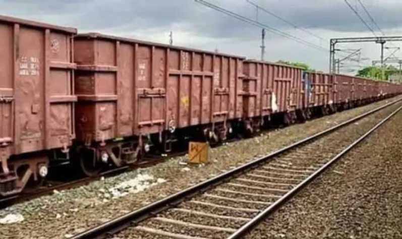 चक्रधरपुर रेल मंडल में बिना लोको पायलट के 2 KM तक दौड़ी मालगाड़ी चक्रधरपुर रेल मंडल में बिना लोको पायलट के 2 KM तक दौड़ी मालगाड़ी