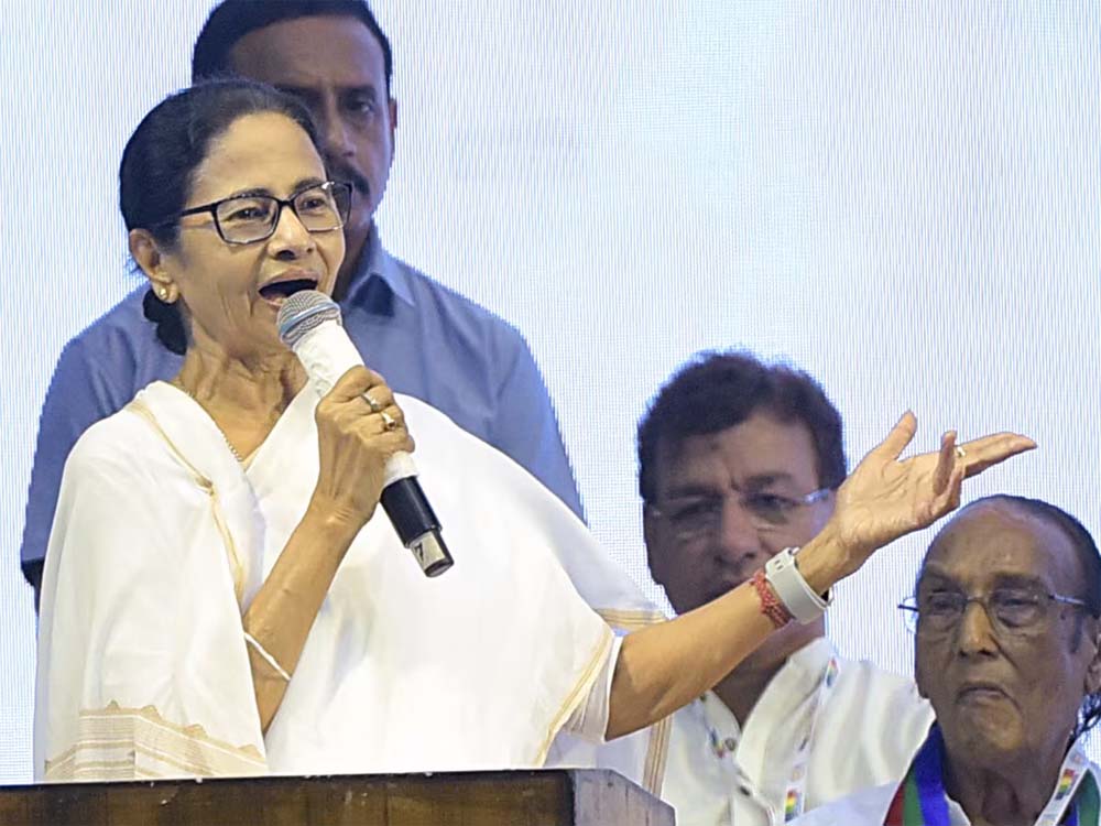 वक्फ संशोधन कानून को लेकर पश्चिम बंगाल के कई इलाकों में फैली हिंसा, कानून को लेकर हमलावर ममता बनर्जी