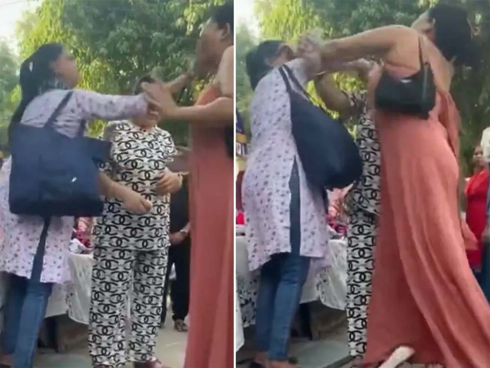 सरोजिनी नगर मार्केट में, एक कपड़े को लेकर दो महिलाएं आपस में भिड़ गईं, दोनों के बीच जमकर हुई मारपीट सरोजिनी नगर मार्केट में, एक कपड़े को लेकर दो महिलाएं आपस में भिड़ गईं, दोनों के बीच जमकर हुई मारपीट