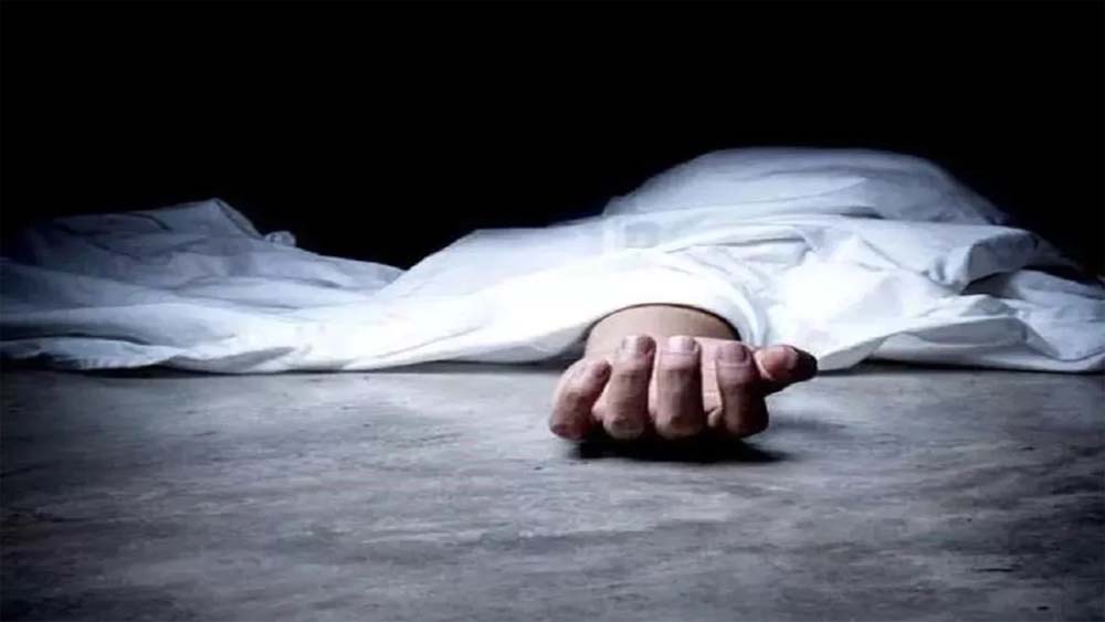 जबलपुर में मध्यरात्रि को घर के छत का एक बड़ा भाग टूट कर गिरा, टुकड़ा गिरने से सो रहा परिवार दबा, महिला की मौत जबलपुर में मध्यरात्रि को घर के छत का एक बड़ा भाग टूट कर गिरा, टुकड़ा गिरने से सो रहा परिवार दबा, महिला की मौत