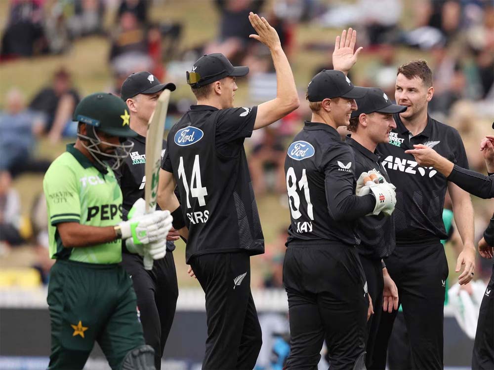 न्यूजीलैंड की टीम ने तीन मैचों की वनडे इंटरनेशनल सीरीज के दूसरे मुकाबले में पाकिस्तान को बुरी तरह हराया