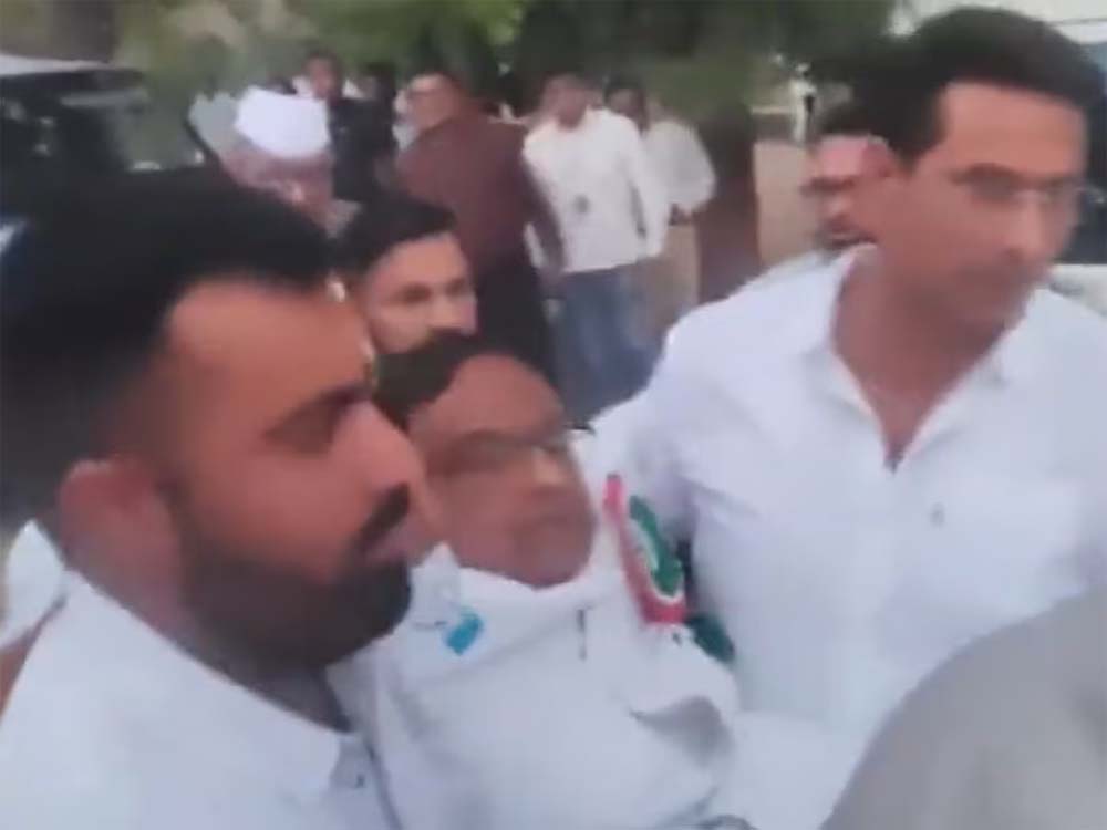 कांग्रेस नेता पी. चिदंबरम साबरमती आश्रम में हुए बेहोश, अस्पताल में कराया भर्ती कांग्रेस नेता पी. चिदंबरम साबरमती आश्रम में हुए बेहोश, अस्पताल में कराया भर्ती