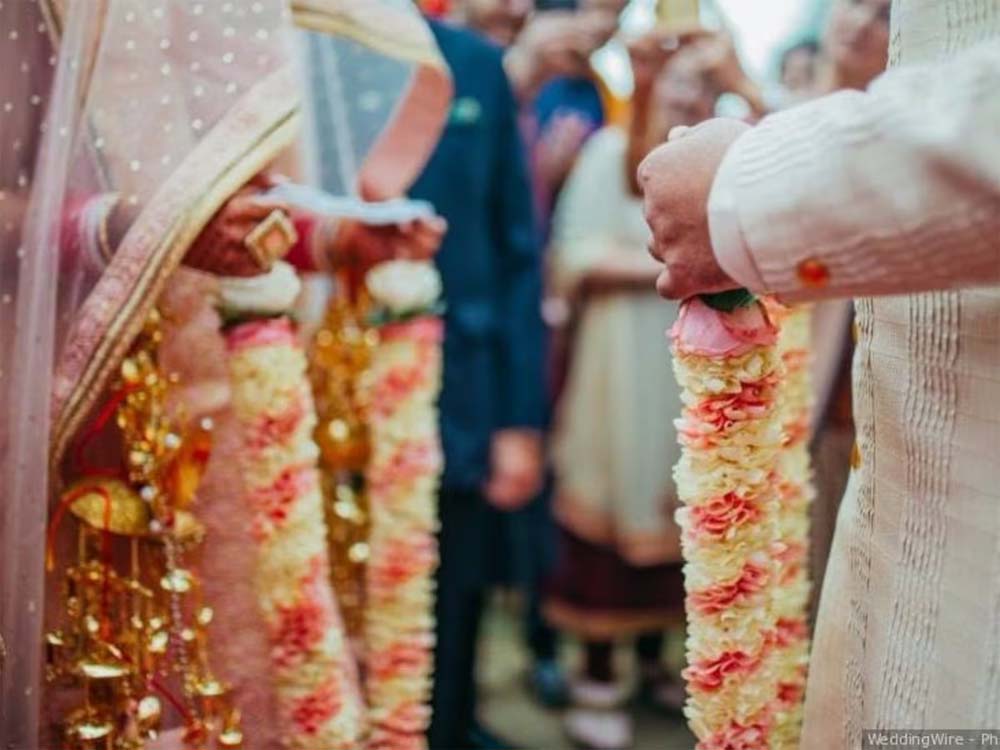 यूपी के औरैया के एक गेस्ट हाउस में उस समय अफरा-तफरी मच गई जब एक दूल्हा बताने के बाद भी दो-दो गलतियां कर बैठा यूपी के औरैया के एक गेस्ट हाउस में उस समय अफरा-तफरी मच गई जब एक दूल्हा बताने के बाद भी दो-दो गलतियां कर बैठा