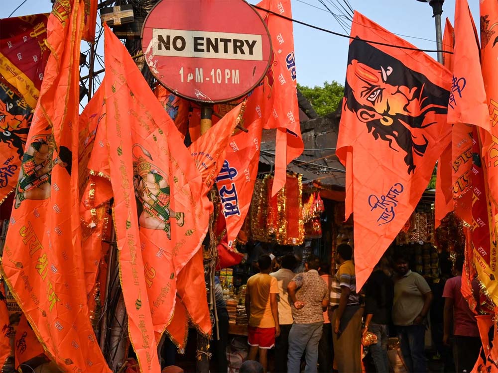 पश्चिम बंगाल में रामनवमी का पर्व शोभायात्राओं और ‘जय श्री राम’ के नारों के साथ शुरू हुई, भगवा हो गईं सड़कें पश्चिम बंगाल में रामनवमी का पर्व शोभायात्राओं और ‘जय श्री राम’ के नारों के साथ शुरू हुई, भगवा हो गईं सड़कें