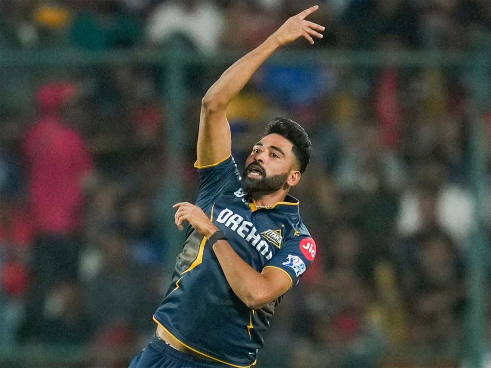 मोहम्मद सिराज का ‘मियां मैजिक’ एक बार फिर चला, इस बार शिकार हुई है आरसीबी, पछता रहे होंगे चैलेंजर्स मोहम्मद सिराज का ‘मियां मैजिक’ एक बार फिर चला, इस बार शिकार हुई है आरसीबी, पछता रहे होंगे चैलेंजर्स