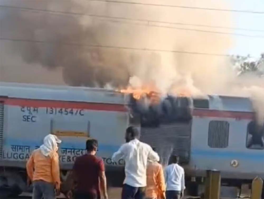 मध्य प्रदेश के उज्जैन से बिलासपुर-बीकानेर एक्सप्रेस ट्रेन में आग लगने की घटना सामने आई, धुआं उठते ही मचा कोहराम