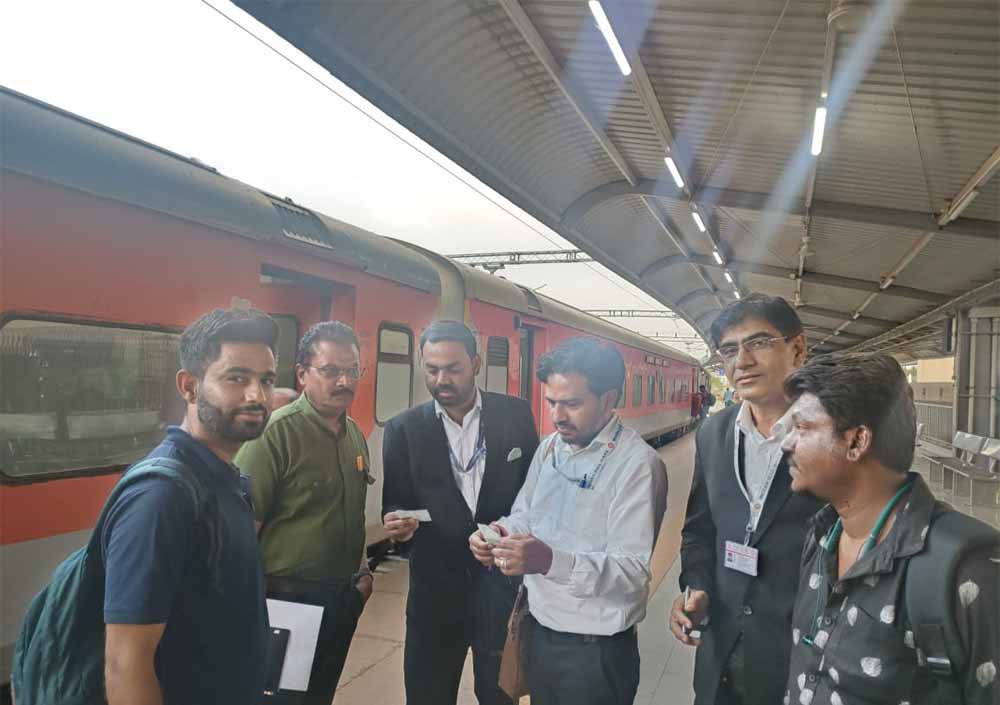 इटारसी स्टेशन पर ‘किलाबंदी’ टिकट चेकिंग: 190 यात्री पकड़े गए, ₹1.11 लाख जुर्माना वसूला इटारसी स्टेशन पर ‘किलाबंदी’ टिकट चेकिंग: 190 यात्री पकड़े गए, ₹1.11 लाख जुर्माना वसूला