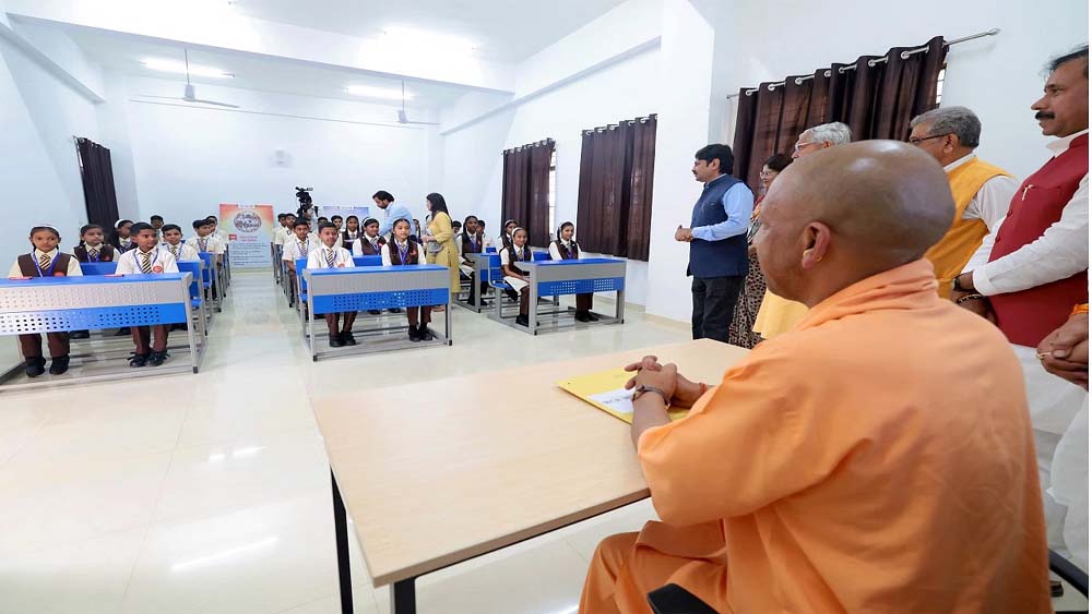 अटल आवासीय विद्यालय के लोकार्पण पर सीएम योगी का दिखा अलग अंदाज, चॉकलेट बांटी, सेल्फी भी ली अटल आवासीय विद्यालय के लोकार्पण पर सीएम योगी का दिखा अलग अंदाज, चॉकलेट बांटी, सेल्फी भी ली