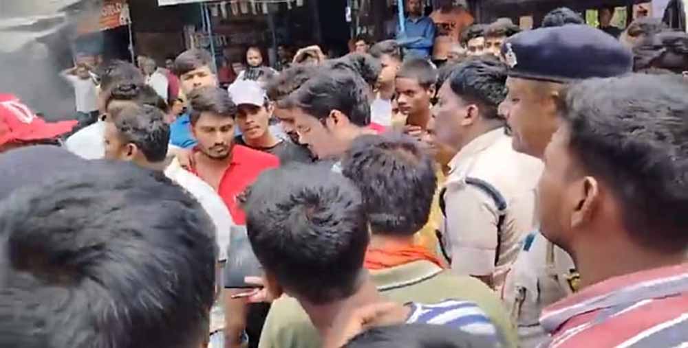 तेज रफ्तार पिकअप ने होटल संचालक को कुचला, हुई मौत, आक्रोशित भीड़ ने सड़क जाम कर किया प्रदर्शन तेज रफ्तार पिकअप ने होटल संचालक को कुचला, हुई मौत, आक्रोशित भीड़ ने सड़क जाम कर किया प्रदर्शन