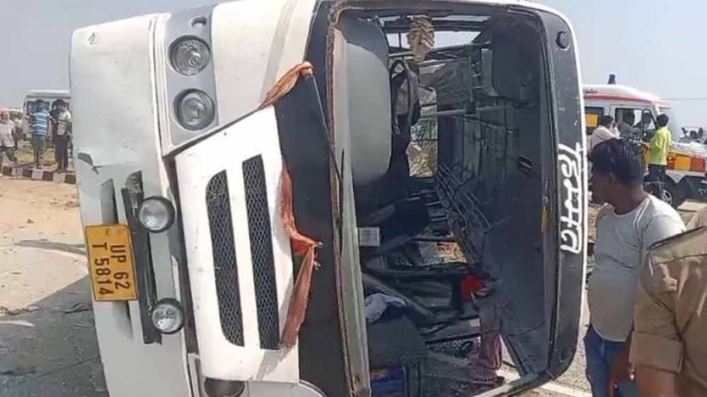 जाैनपुर में दर्दनाक हादसा : यात्रियों से भरी बस पलटी, पांच की मौत, 15 घायल जाैनपुर में दर्दनाक हादसा : यात्रियों से भरी बस पलटी, पांच की मौत, 15 घायल