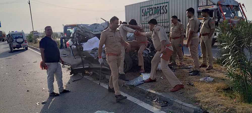 झांसी-कानपुर हाईवे पर ट्रक और कार की टक्कर, पांच लोगों की मौत झांसी-कानपुर हाईवे पर ट्रक और कार की टक्कर, पांच लोगों की मौत
