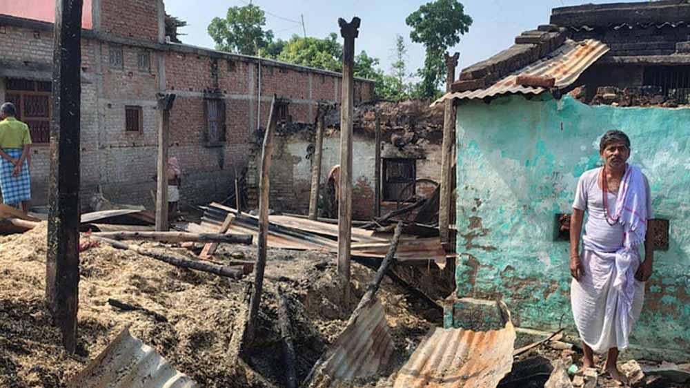मधुबनी में आग की बड़ी घटना, तीन परिवारों के चार घर खाक, एक मवेशी की मौत मधुबनी में आग की बड़ी घटना, तीन परिवारों के चार घर खाक, एक मवेशी की मौत