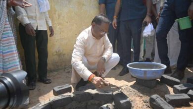 मुख्यमंत्री ने राज मिस्त्री बन सोखता गड्ढा के लिए की ईट जोड़ाई
