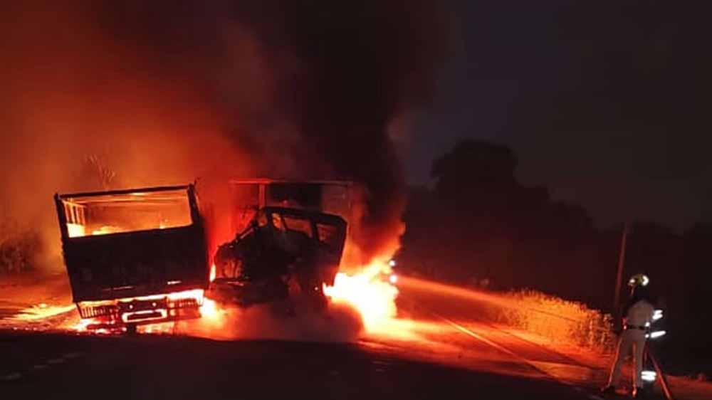भीषण सड़क हादसा, ट्रक-हाइवा की टक्कर के बाद लगी आग, मौके पर पहुंची  पुलिस और दमकल की टीम