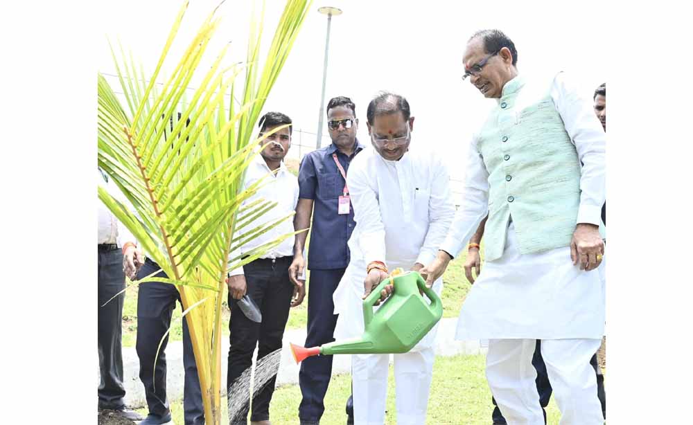पर्यावरण संरक्षण की दिशा में महत्वपूर्ण पहल: मुख्यमंत्री और केंद्रीय कृषि मंत्री ने नवा रायपुर में किया नारियल पौधे का रोपण पर्यावरण संरक्षण की दिशा में महत्वपूर्ण पहल: मुख्यमंत्री और केंद्रीय कृषि मंत्री ने नवा रायपुर में किया नारियल पौधे का रोपण