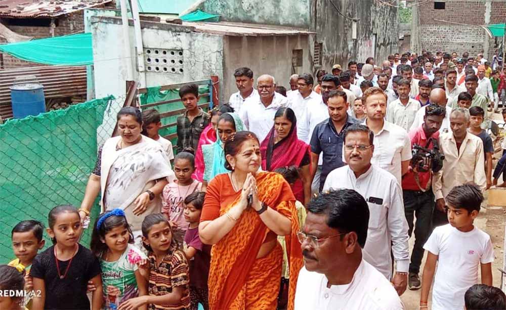 ताप्ती बेसिन मेगा रिचार्ज परियोजना के एमओयू बाद योजना की सूत्रधार अर्चना चिटनिस ने ताप्ती तट पहुंचकर किया नमन ताप्ती बेसिन मेगा रिचार्ज परियोजना के एमओयू बाद योजना की सूत्रधार अर्चना चिटनिस ने ताप्ती तट पहुंचकर किया नमन