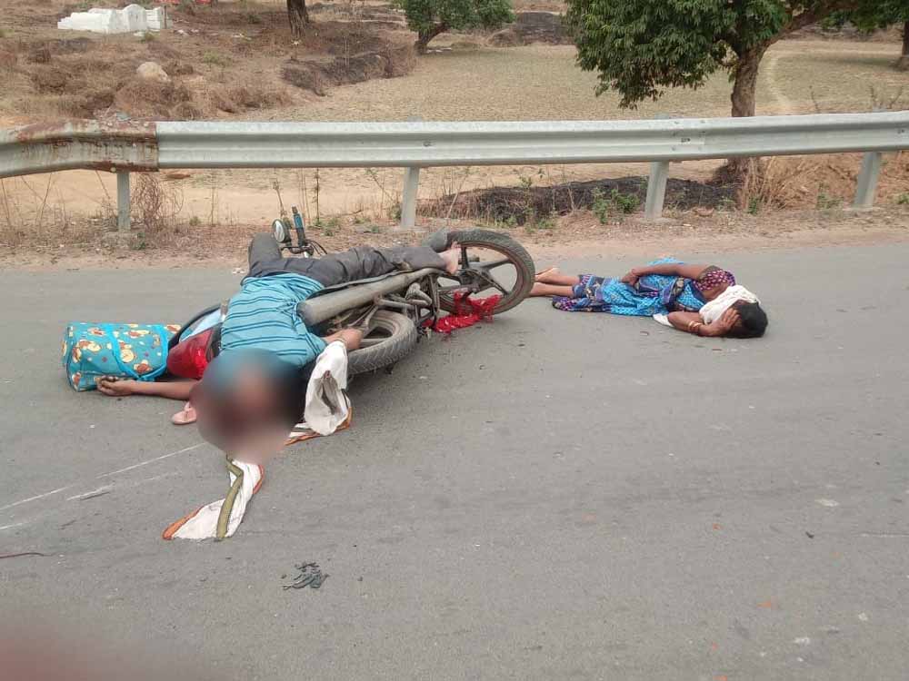 कार और बाइक में टक्कर, पत्नी के आंखों के सामने पति की मौत कार और बाइक में टक्कर, पत्नी के आंखों के सामने पति की मौत