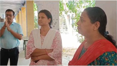 प्लस टू टाउन उच्च विद्यालय में कलावा पहनने पर दो शिक्षिकाओं ने की छात्रों की पिटाई, परिजनों ने काटा बवाल