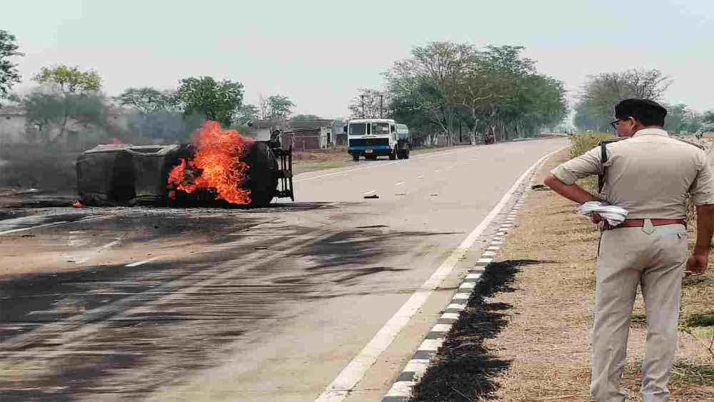 नेशनल हाईवे 30 पर डीजल टैंकर पलटा, लगी आग, ड्राइवर और हेल्पर घायल नेशनल हाईवे 30 पर डीजल टैंकर पलटा, लगी आग, ड्राइवर और हेल्पर घायल
