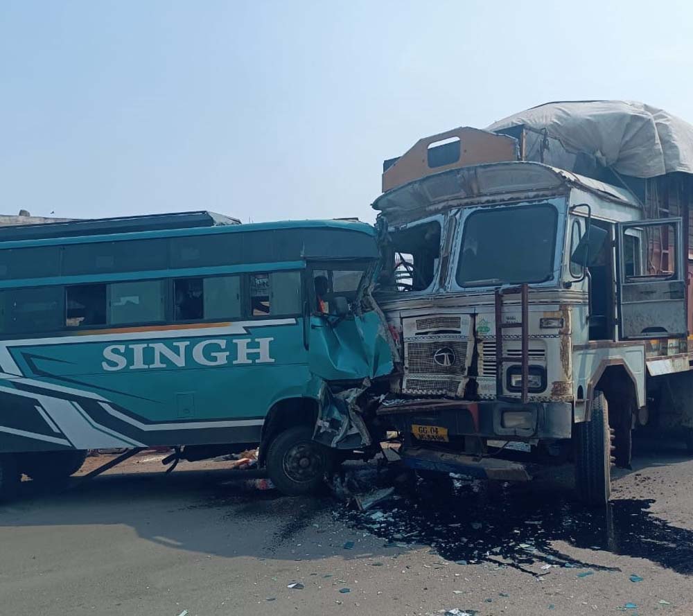 नहीं थम रहा हादसों का कहर, बस-ट्रक की भीषण टक्कर में डेढ़ दर्जन घायल नहीं थम रहा हादसों का कहर, बस-ट्रक की भीषण टक्कर में डेढ़ दर्जन घायल