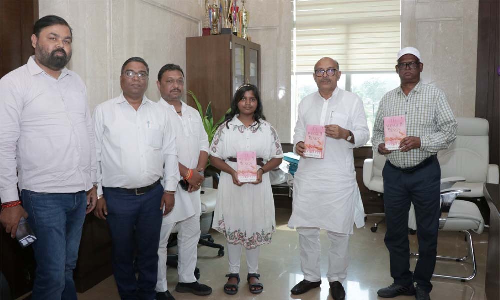 धनबाद की छात्रा अनुष्का सिंह द्वारा लिखित पुस्तक ‘‘द विंग्ड रिंग्स” का विधानसभा अध्यक्ष ने किया लोकार्पण