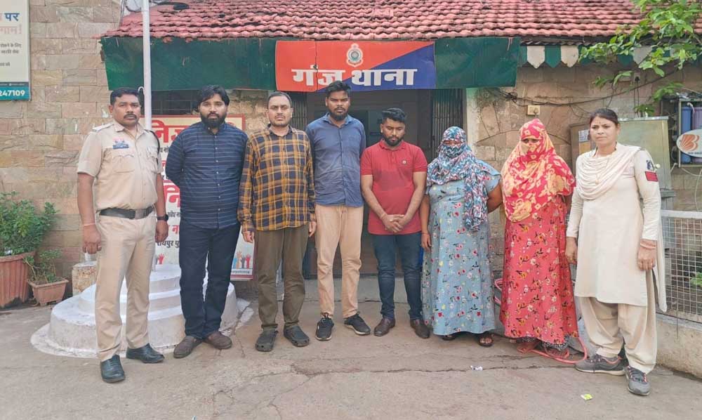 रायपुर के दो होटलों में पुलिस ने मारा छापा, चल रहा था जिस्मफरोशी का धंधा, 6 आरोपी गिरफ्तार रायपुर के दो होटलों में पुलिस ने मारा छापा, चल रहा था जिस्मफरोशी का धंधा, 6 आरोपी गिरफ्तार