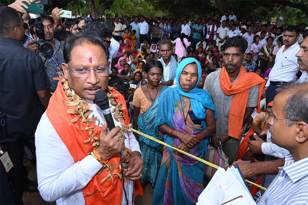 मुख्यमंत्री साय का हरगवां गांव में औचक दौरा