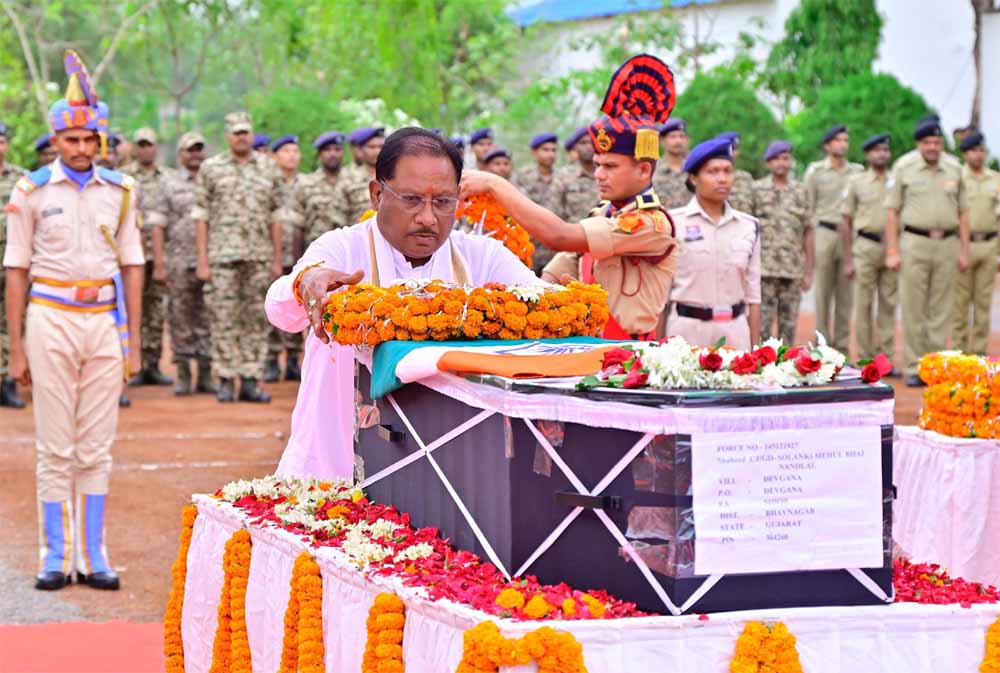 मुख्यमंत्री साय ने नक्सल मुठभेड़ में शहीद जवान मेहुल भाई को दी श्रद्धांजलि
