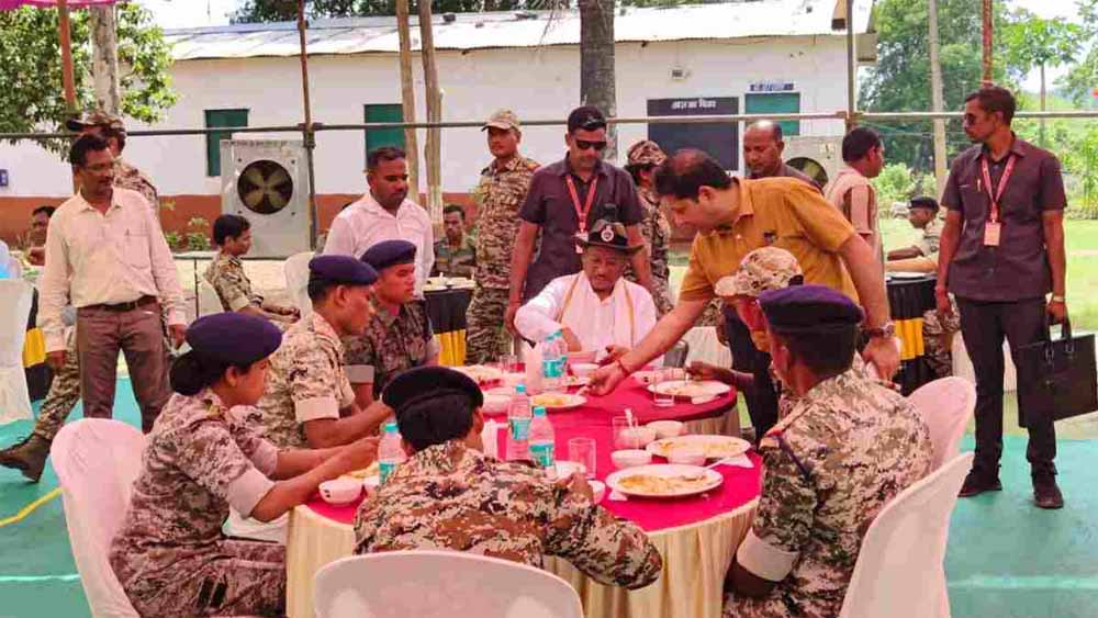 सीएम साय ने बढ़ाया जवानों का हौसला, DRG जवानों के साथ खाया खाना सीएम साय ने बढ़ाया जवानों का हौसला, DRG जवानों के साथ खाया खाना
