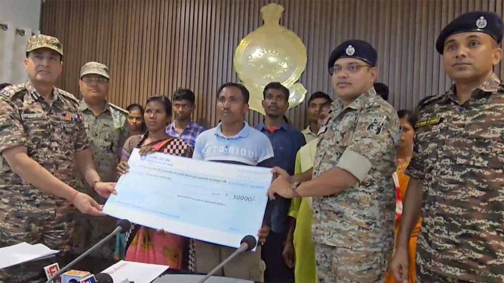 दस लाख के ईनामी डिप्टी कमांडर सहित 24 नक्सलियों ने किया आत्मसमर्पण दस लाख के ईनामी डिप्टी कमांडर सहित 24 नक्सलियों ने किया आत्मसमर्पण