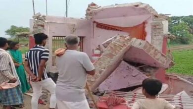 अनियंत्रित हाइवा ने मंदिर को ढहाया, मलबे में दबा शख्स