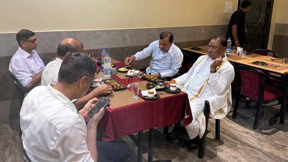 रायगढ़ से लौटते समय बलौदा बाजार में सीएम साय ने ढाबे पर खाया खाना रायगढ़ से लौटते समय बलौदा बाजार में सीएम साय ने ढाबे पर खाया खाना