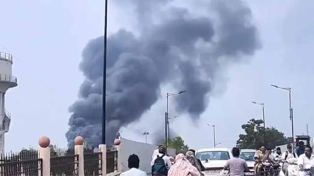 कूलर के गोदाम में शॉर्ट-सर्किट से भीषण आग, लाखो सामान जलकर खाक