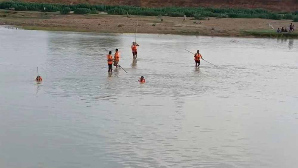 एनीकट में नहाने गए दो बच्चे डूबे, रेस्क्यू ऑपरेशन जारी एनीकट में नहाने गए दो बच्चे डूबे, रेस्क्यू ऑपरेशन जारी