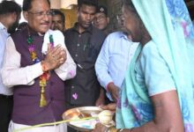 सुशासन तिहार 2025 के अंतर्गत मुख्यमंत्री विष्णुदेव साय का आकस्मिक दौरा,अचानक मुख्यमंत्री को अपने बीच पाकर खिले ग्रामीणों के चेहरे, हल्दी चावल का तिलक लगाकर महिलाओं ने किया स्वागत