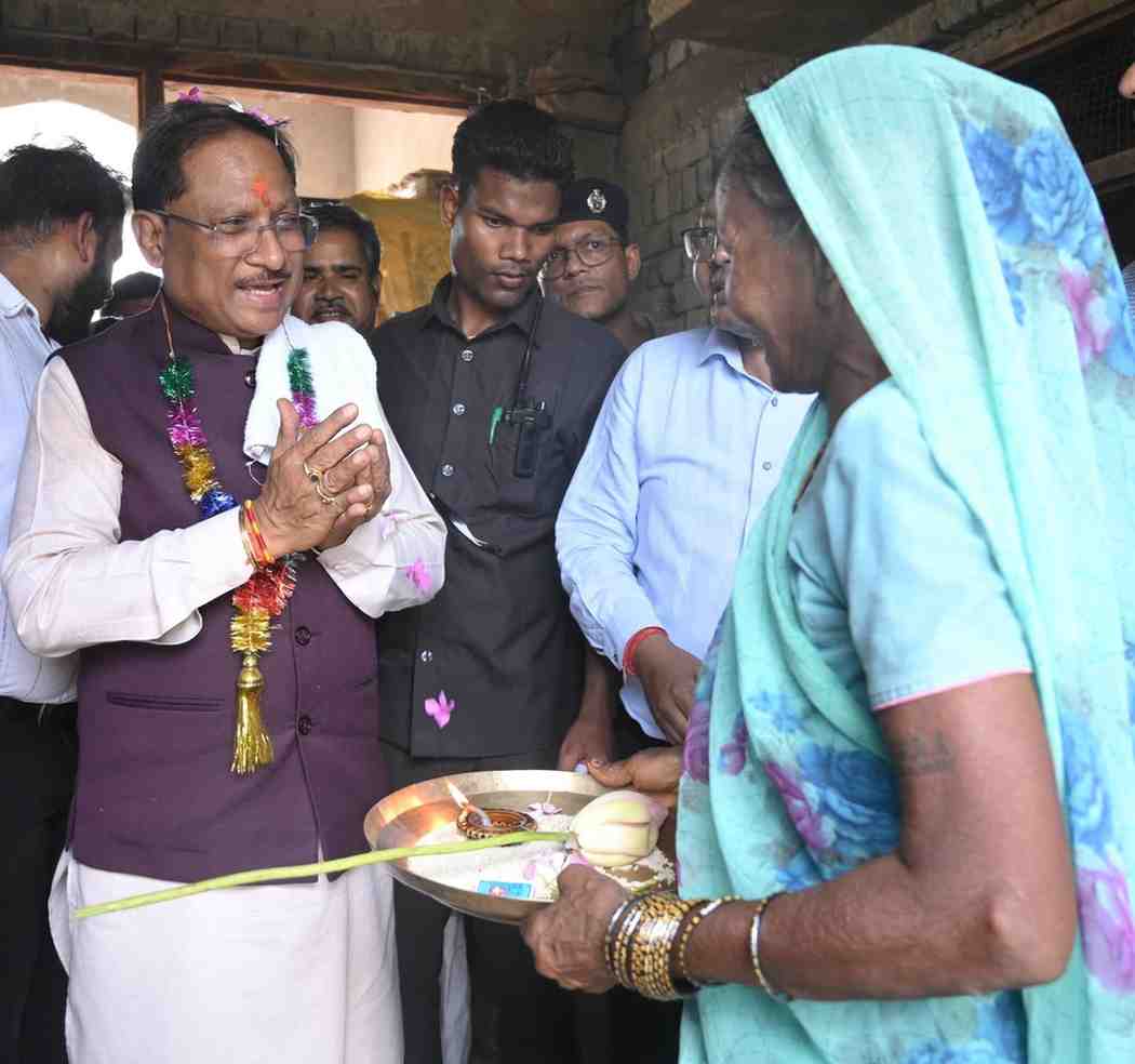 सुशासन तिहार 2025 के अंतर्गत मुख्यमंत्री विष्णुदेव साय का आकस्मिक दौरा,अचानक मुख्यमंत्री को अपने बीच पाकर खिले ग्रामीणों के चेहरे, हल्दी चावल का तिलक लगाकर महिलाओं ने किया स्वागत सुशासन तिहार 2025 के अंतर्गत मुख्यमंत्री विष्णुदेव साय का आकस्मिक दौरा,अचानक मुख्यमंत्री को अपने बीच पाकर खिले ग्रामीणों के चेहरे, हल्दी चावल का तिलक लगाकर महिलाओं ने किया स्वागत
