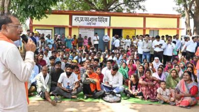 सुशासन त्यौहार-2025-मुख्यमंत्री विष्णुदेव साय का छिंदिया गांव में आकस्मिक दौरा, सुशासन तिहार के तहत चौपाल लगाकर ग्रामीणों से किया सीधा संवाद