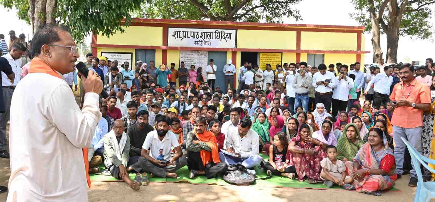 सुशासन त्यौहार-2025-मुख्यमंत्री विष्णुदेव साय का छिंदिया गांव में आकस्मिक दौरा, सुशासन तिहार के तहत चौपाल लगाकर ग्रामीणों से किया सीधा संवाद