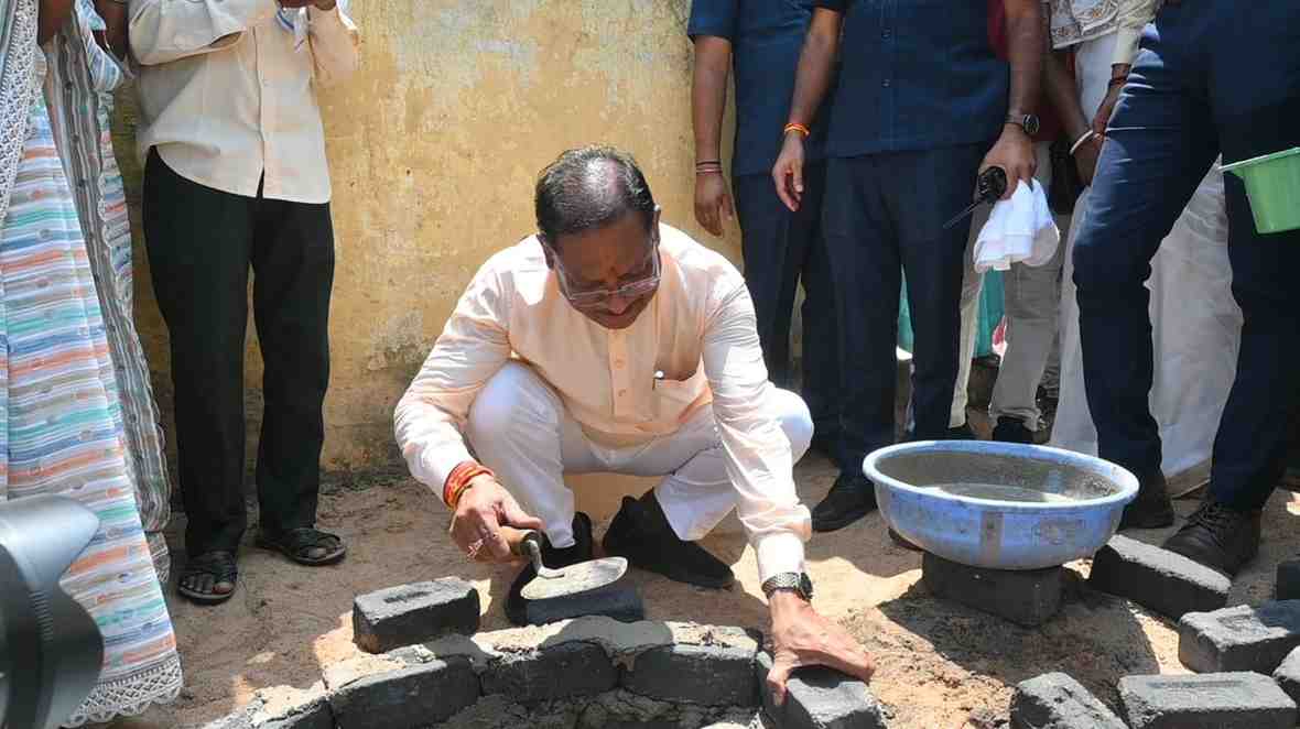 मुख्यमंत्री बने राज मिस्त्री, सोखता गड्ढा के लिए की ईट जोड़ाई मुख्यमंत्री बने राज मिस्त्री, सोखता गड्ढा के लिए की ईट जोड़ाई