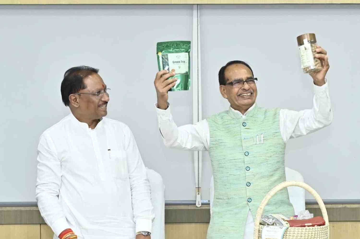 छत्तीसगढ़ की संस्कृति, स्वाद और स्वावलंबन की सोंधी महक से सजी जशप्योर ब्रांड के उत्पादों की शिवराज सिंह चौहान ने की सराहना छत्तीसगढ़ की संस्कृति, स्वाद और स्वावलंबन की सोंधी महक से सजी जशप्योर ब्रांड के उत्पादों की शिवराज सिंह चौहान ने की सराहना
