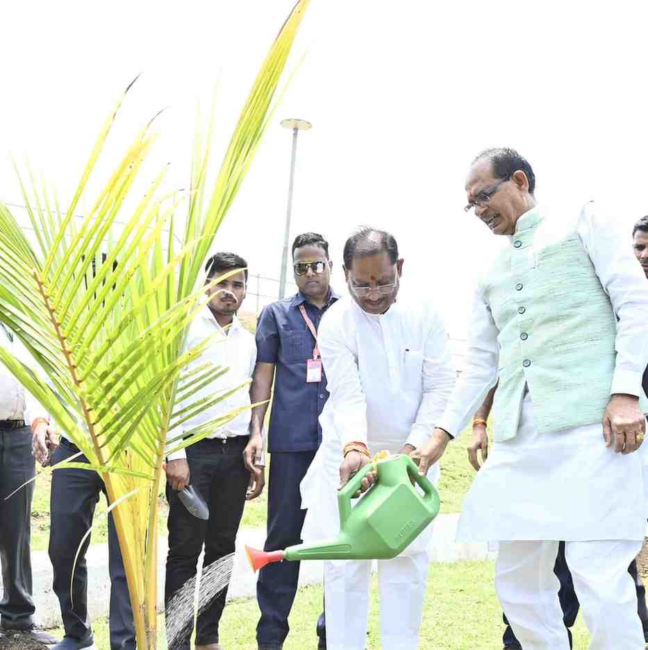 पर्यावरण संरक्षण की दिशा में महत्वपूर्ण पहल: मुख्यमंत्री और केंद्रीय कृषि मंत्री ने नवा रायपुर में किया नारियल पौधे का रोपण पर्यावरण संरक्षण की दिशा में महत्वपूर्ण पहल: मुख्यमंत्री और केंद्रीय कृषि मंत्री ने नवा रायपुर में किया नारियल पौधे का रोपण