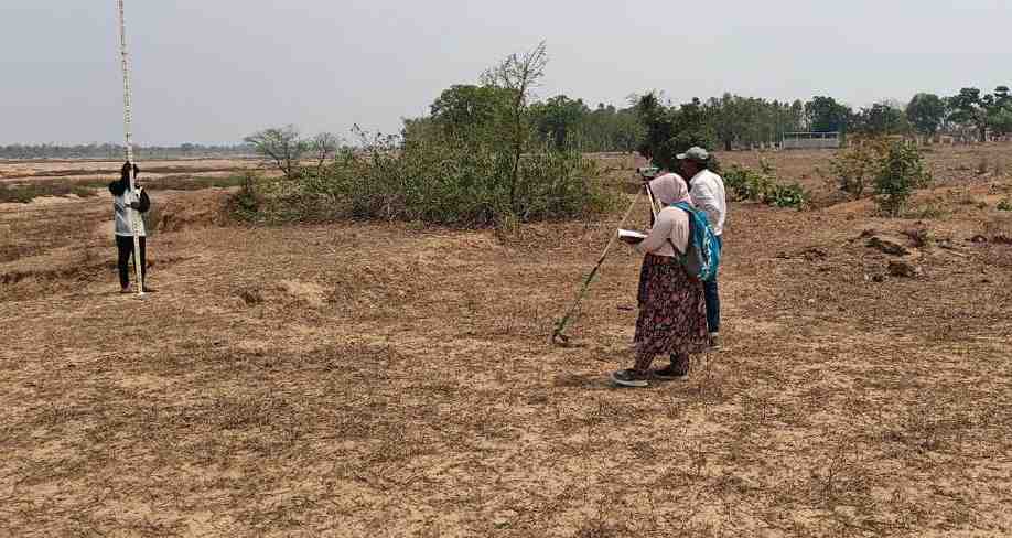 बल्दाकछार में मुख्यमंत्री की घोषणाओं पर त्वरित अमल,महानदी तटबंध निर्माण और हाई मास्ट लाइट लगाने शुरू हुई कार्यवाही