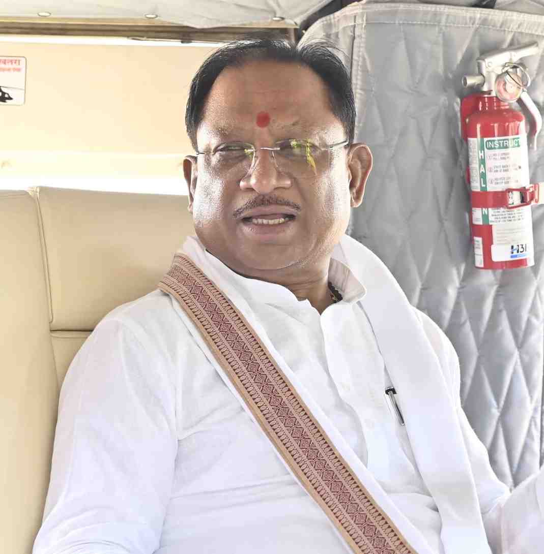 मुख्यमंत्री विष्णु देव साय रायपुर से सुशासन तिहार के दौरे पर हेलीकाप्टर से हुए रवाना