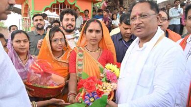 झुरानदी में बिना पूर्व सूचना पहुंचे मुख्यमंत्री,बरगद की छांव में चौपाल लगाकर सुनीं ग्रामीणों की समस्याएं